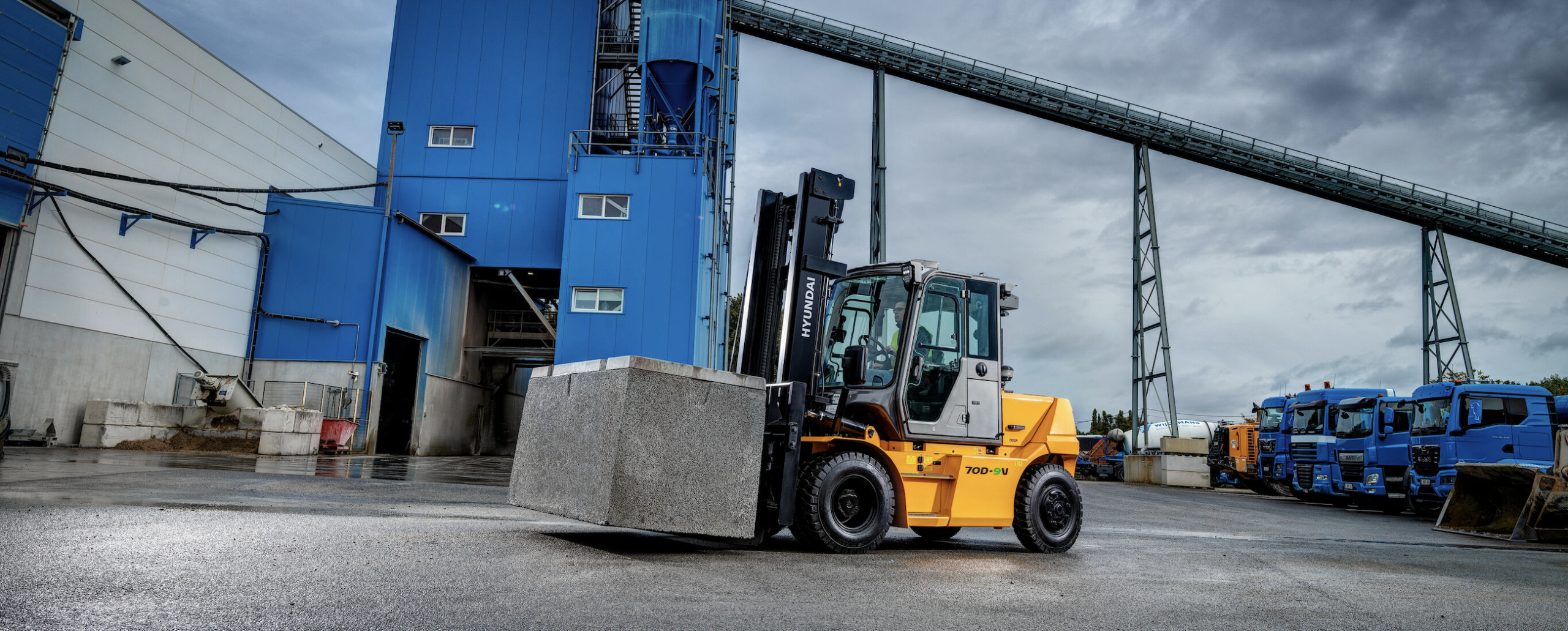 Hyundai 7 tons diesel heftruck met betonblok op de vorken