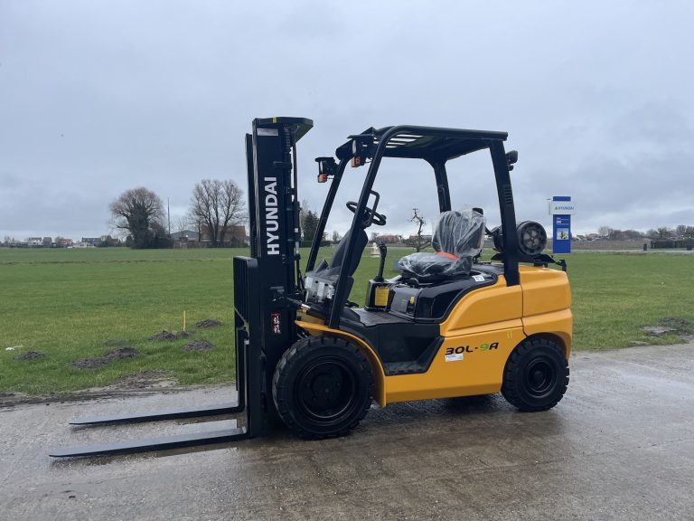 Treibgasstapler 3 t mieten: Hyundai 30L-9A, Seitenansicht