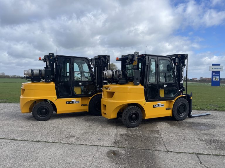 LPG heftruck 5 ton huren: twee Hyundai 50L-7A met cabine