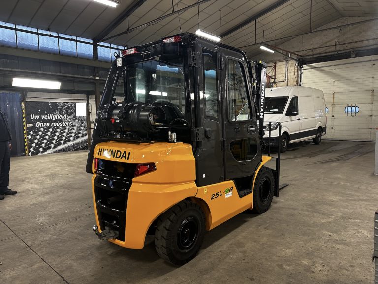 Treibgasstapler 2,5 t mieten: Hyundai 25L-9A mit Kabine