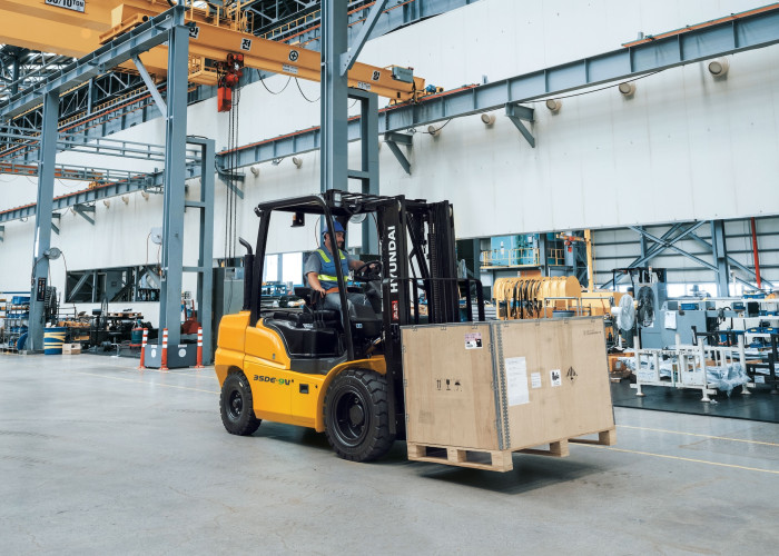Hyundai heftruck in magazijnomgeving als voorbeeld voor juiste heftruckkeuze