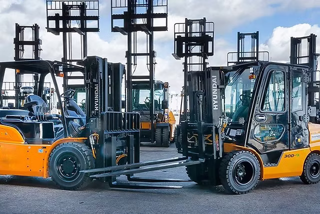 Nieuw geleverde Hyundai heftrucks bij klant op het terrein